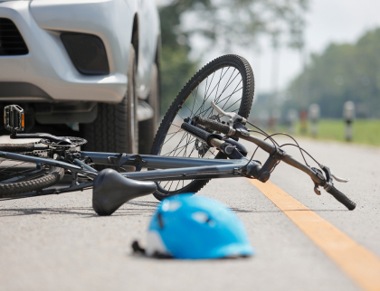 Cyklista po střetu s autem svým zraněním podlehl 